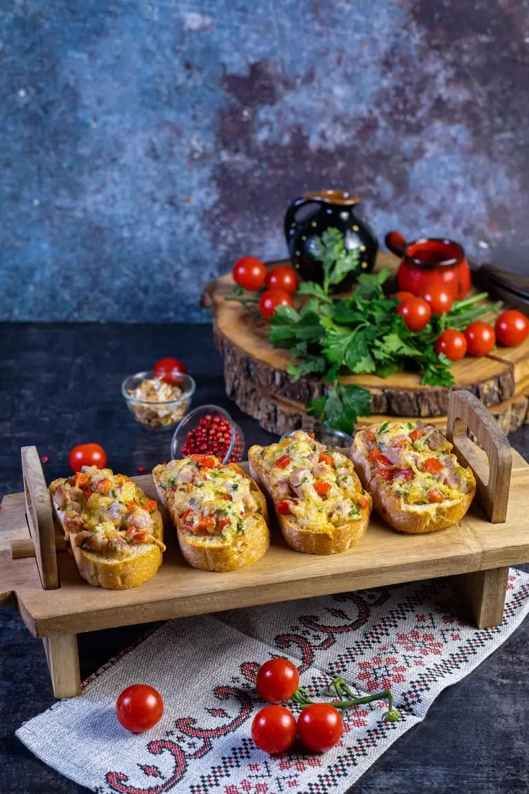 Bruschete crustă aromată cu cașcaval, șuncă, maioneza, roșii foto