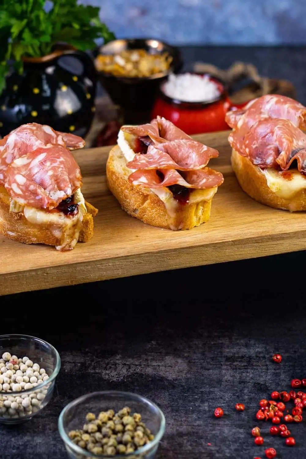 Bruschete cu brie, gem de coacăză și salami foto