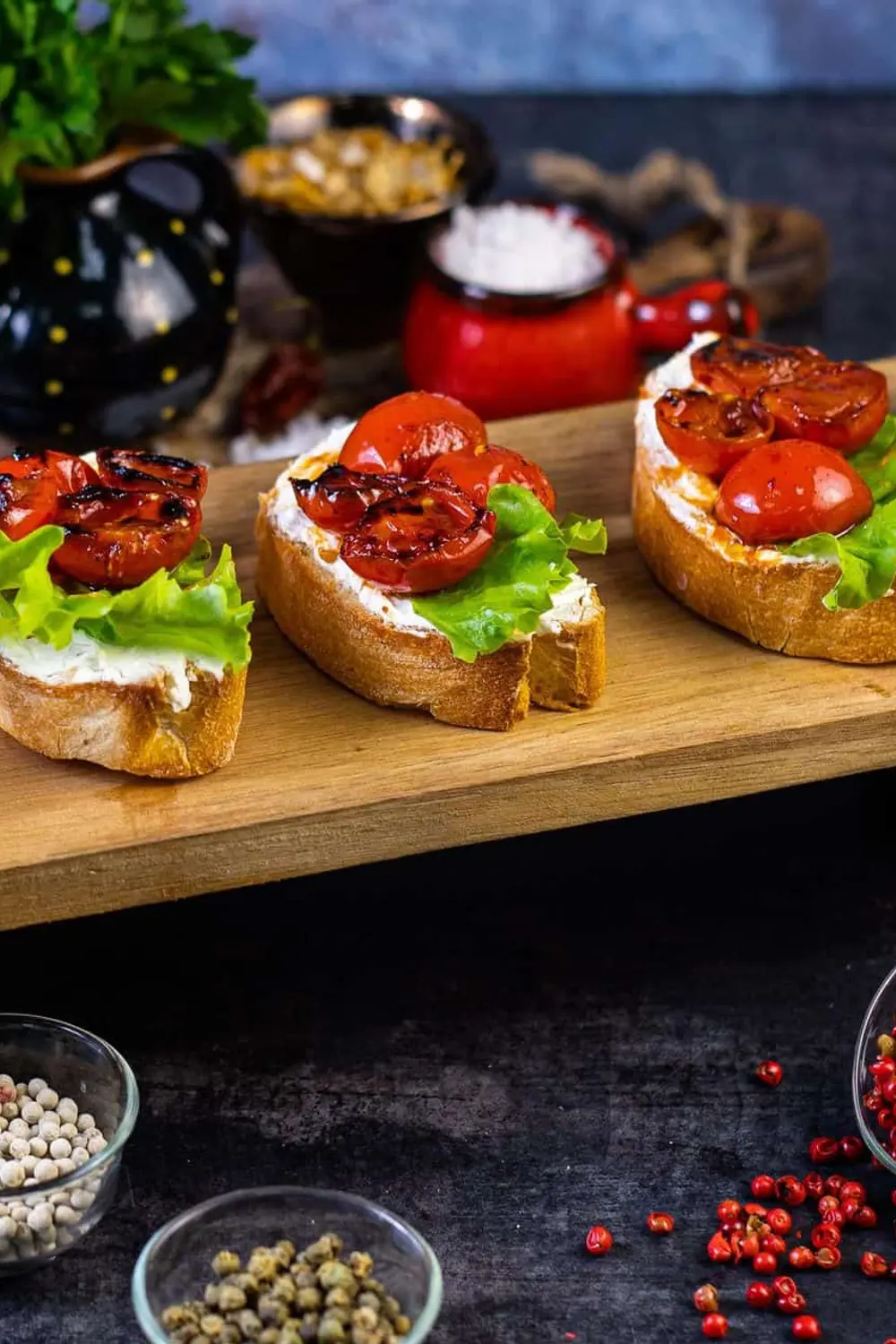 Bruschete cu cremă de brânză și cherry caramelizate moraritacatering.md Bruschete cu cremă de brânză și cherry caramelizate foto