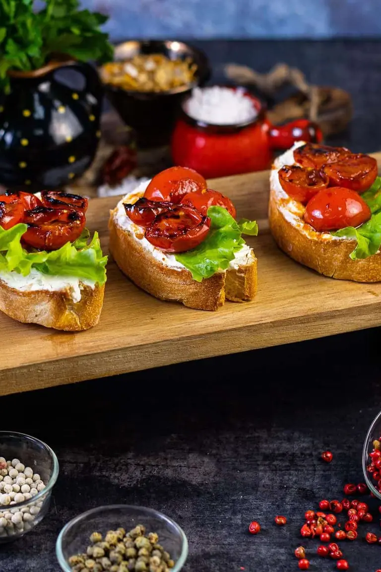 Bruschete cu cremă de brânză și cherry caramelizate foto