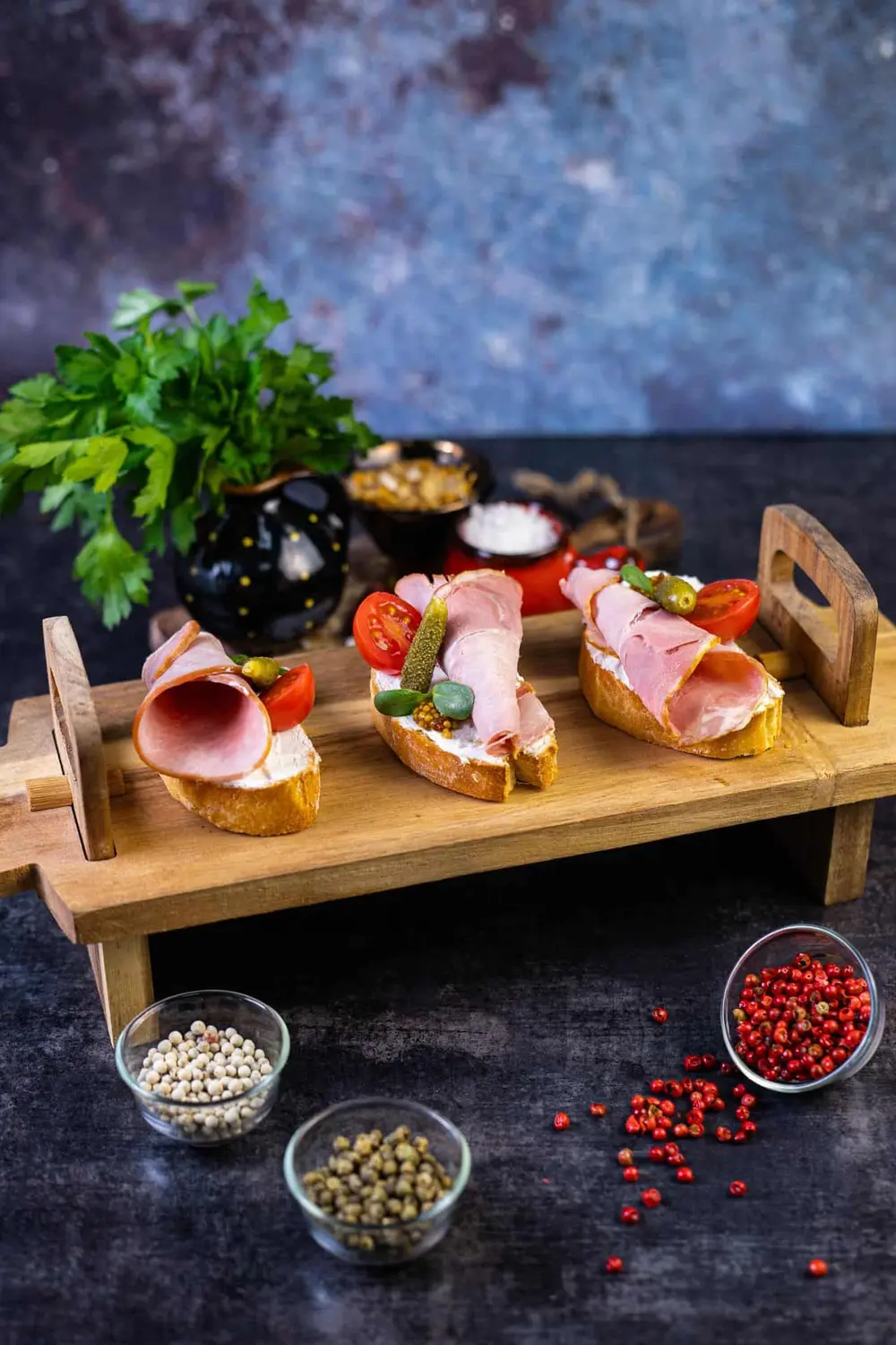 Bruschete cu cremă de brânză și jambon de porc foto