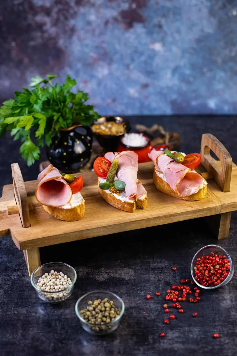 Bruschete cu cremă de brânză și jambon de porc foto