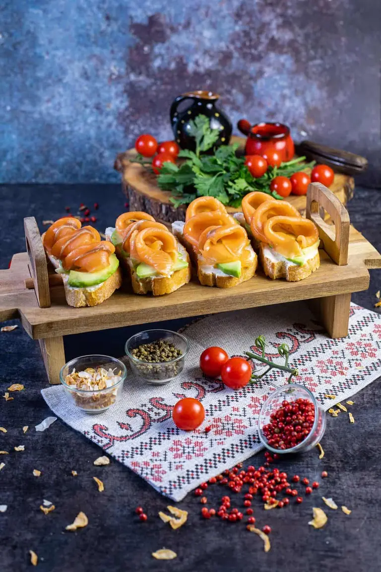 Bruschete cu somon slab sărat, avocado și cremă de brânză foto