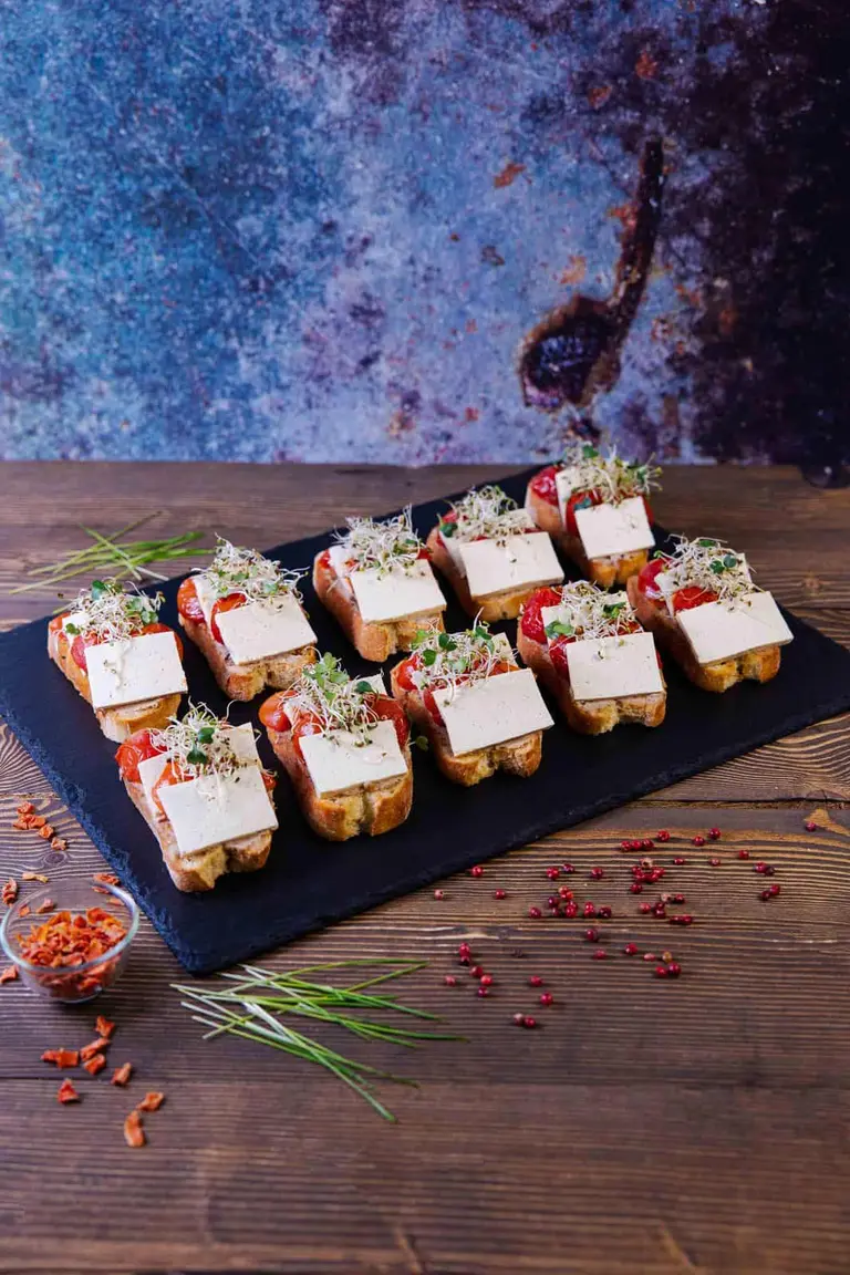 Bruschete cu tofu și cherry caramelizate foto
