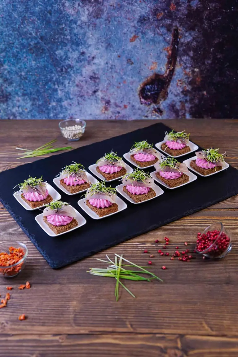 Canape cu hering și mousse de sfeclă foto