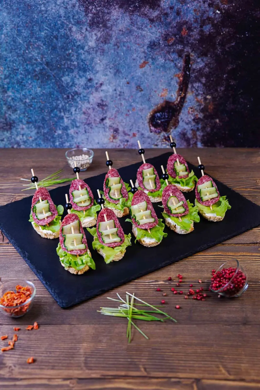 Canape cu salami și castravete foto