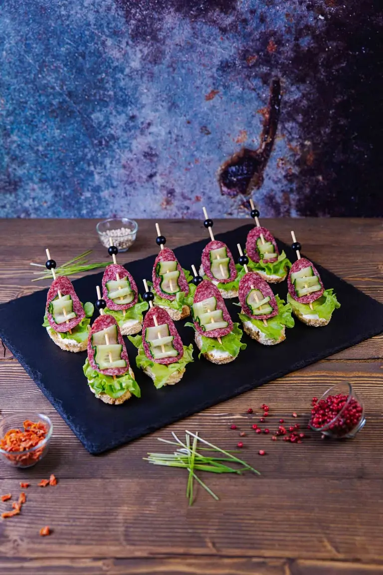 Canape cu salami și castravete foto