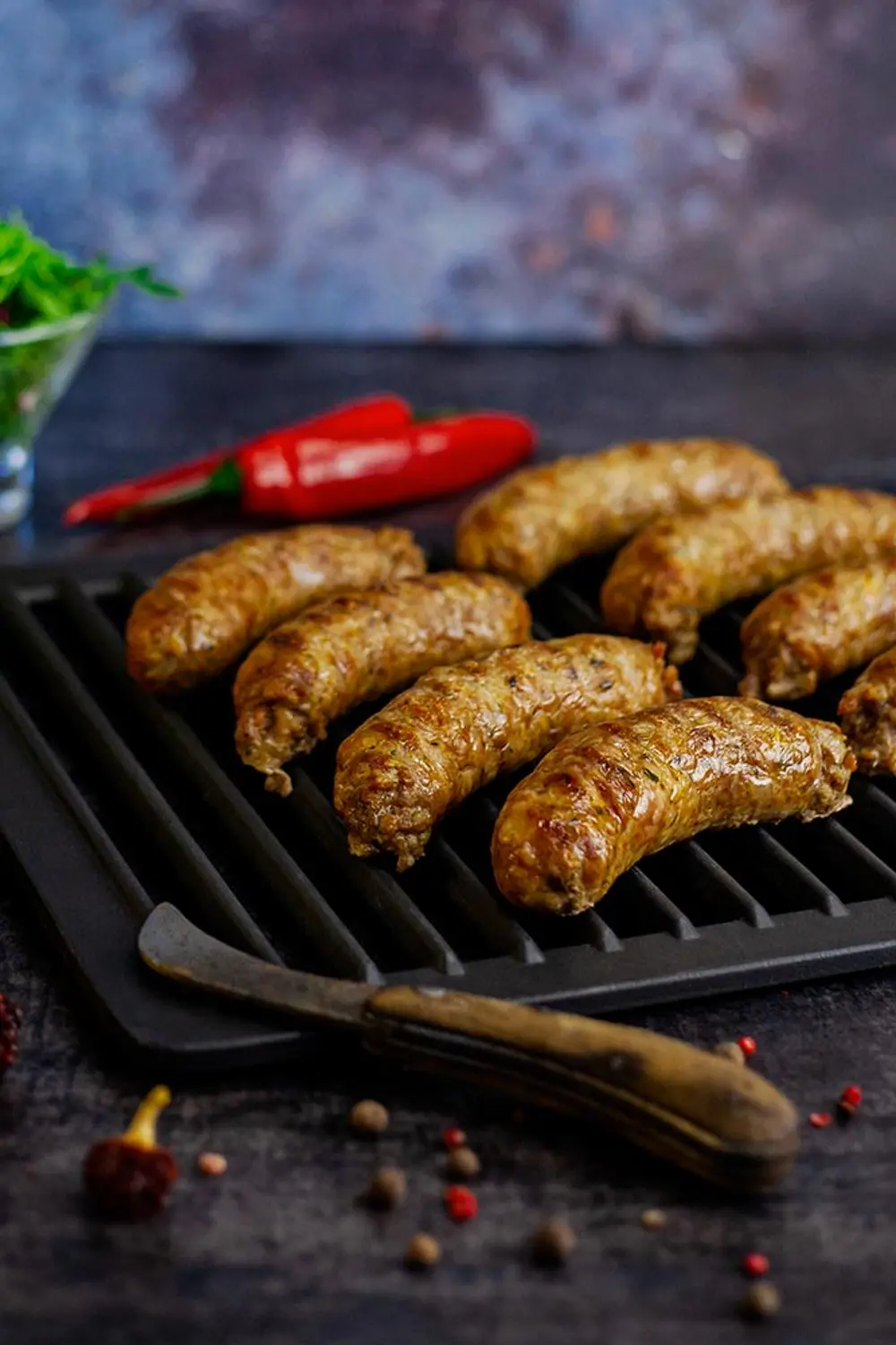 Cârnăciori copți din carne de porc foto