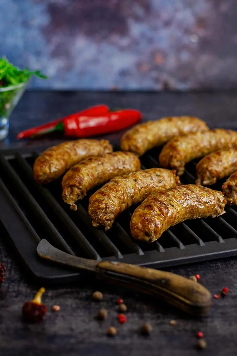 Cârnăciori copți din carne de porc foto