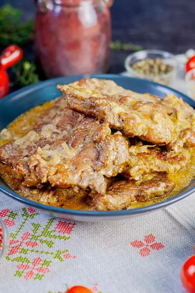 Ceafă de porc în sos de smântână și ceapă foto
