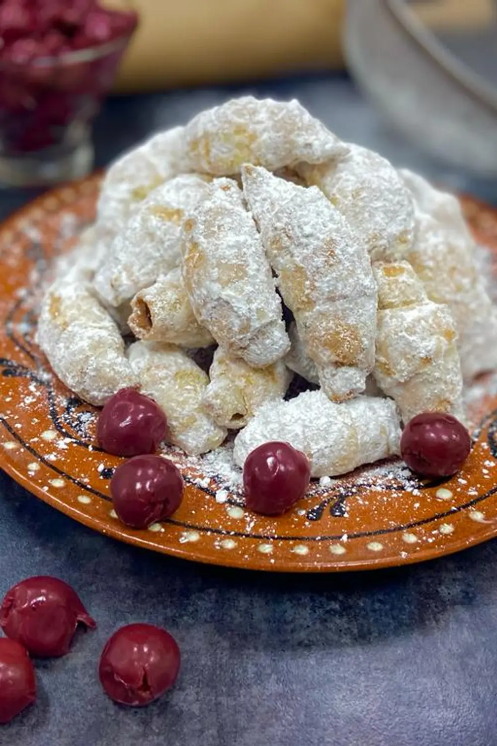 Cornulețe moldovenești cu vișine moraritacatering.md Cornulețe moldovenești cu vișine foto