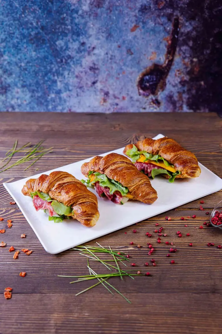 Croissant cu salami și cașcaval foto