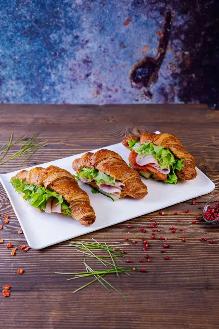 Croissant cu șuncă și cașcaval foto