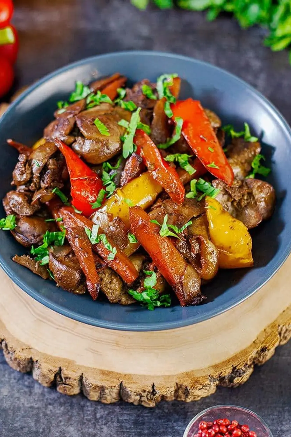 Ficăței de pui cu legume la tigaie moraritacatering.md Ficăței de pui cu legume la tigaie foto