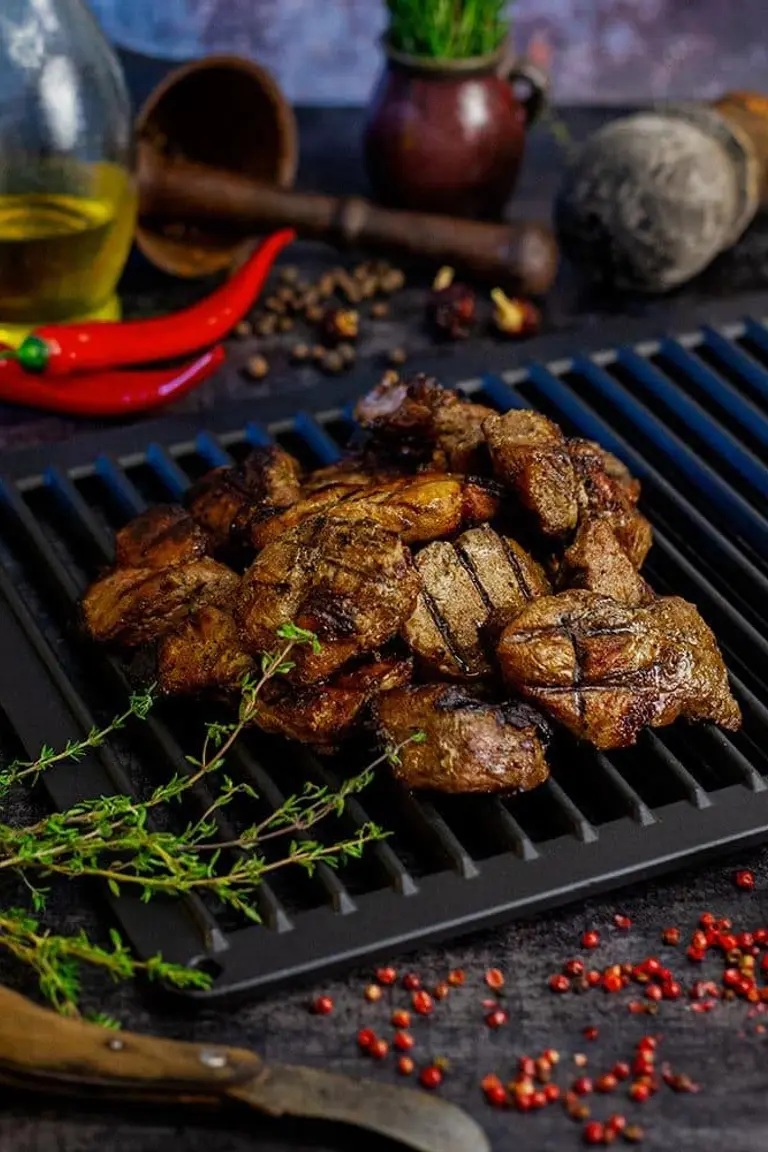 Frigărui din carne de porc la grill foto