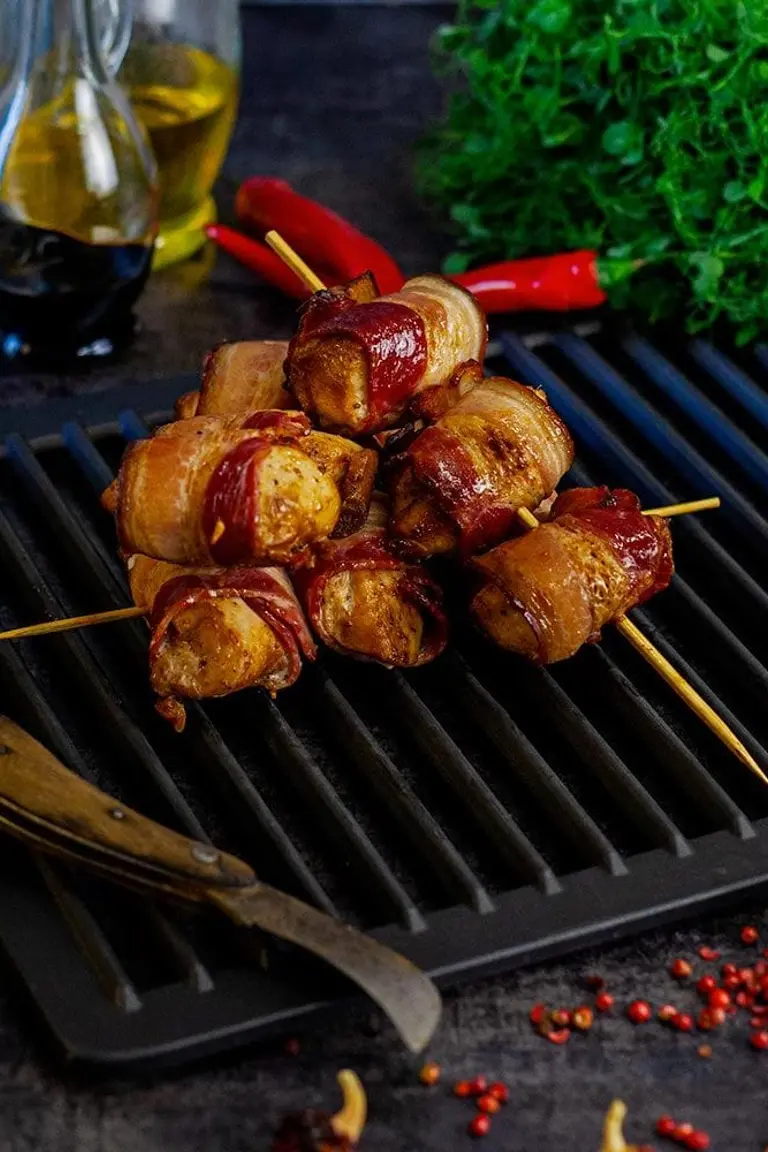 Frigărui din piept de pui cu bacon foto