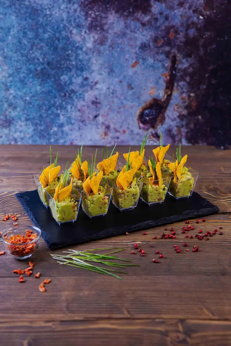Guacamole cu nachos foto