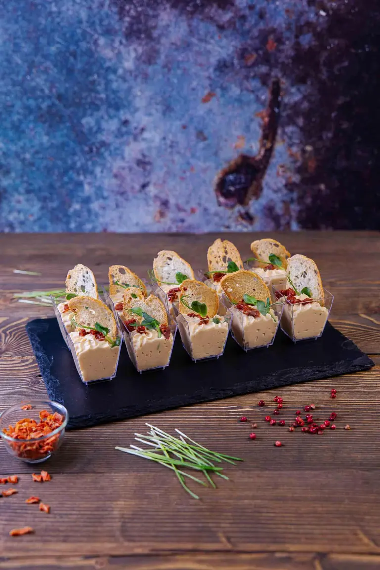 Humus cu baghetă și roșii uscate foto