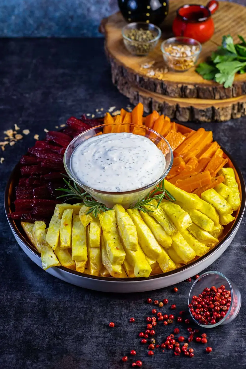 Legume cu ierburi aromatice la cuptor și sos din smântână foto