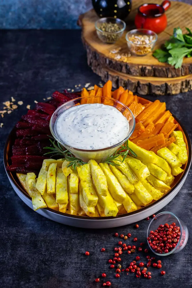 Legume cu ierburi aromatice la cuptor și sos din smântână foto