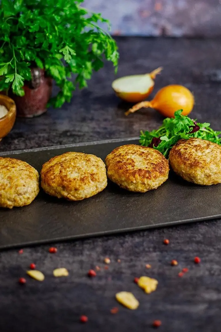 Pârjoale de casă din carne de pui foto