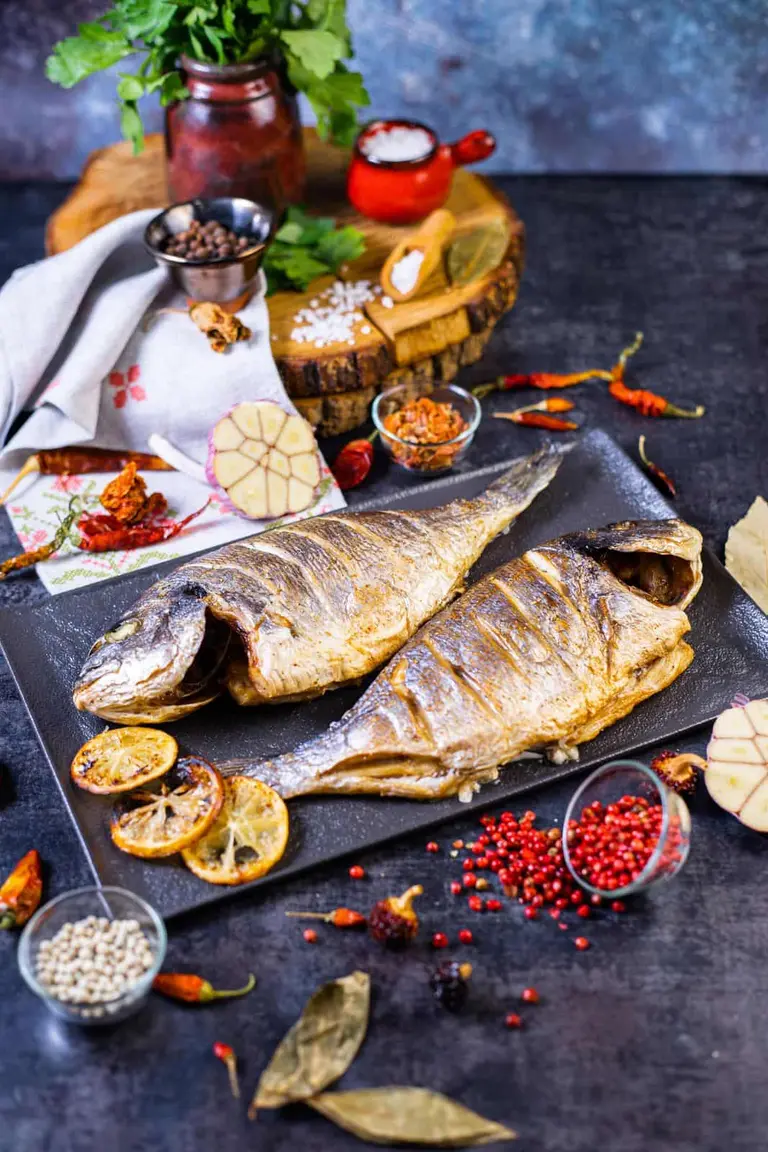 Pește Dorado marinat copt la cuptor foto