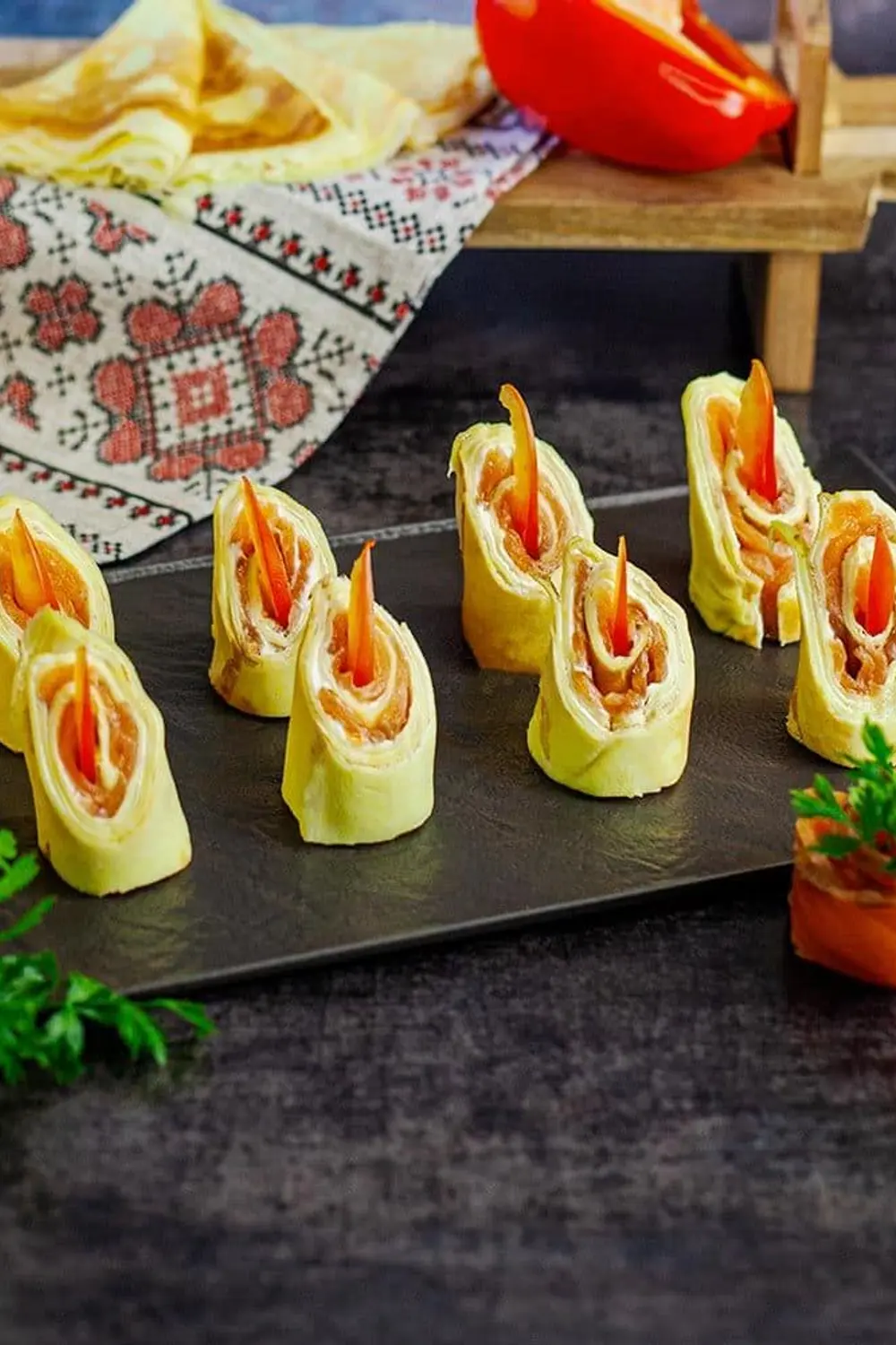 Role din foi de clătite cu somon moraritacatering.md Role din foi de clătite cu somon foto