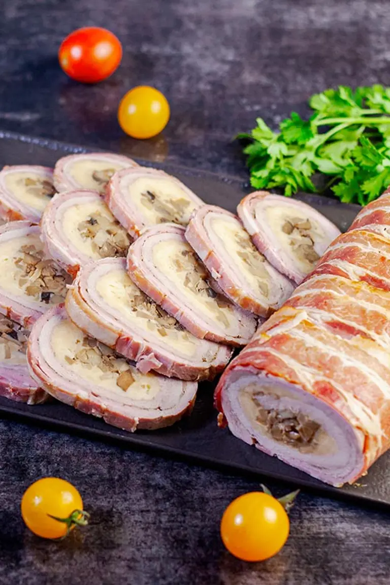 Ruladă din mușchiuleț de porc cu ciuperci foto