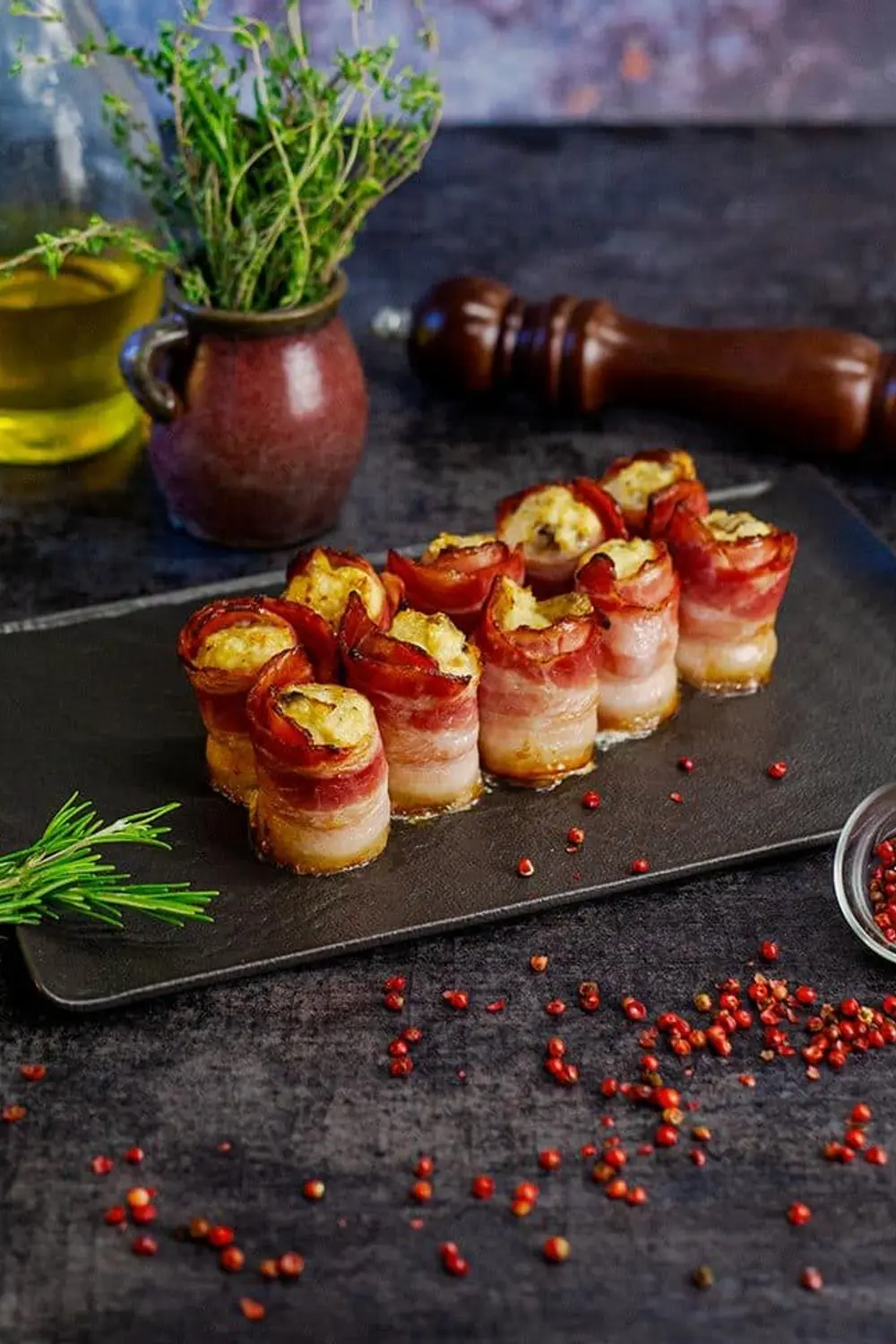 Rulouri de bacon umplute cu tocătură de pui moraritacatering.md Rulouri de bacon umplute cu tocătură de pui foto