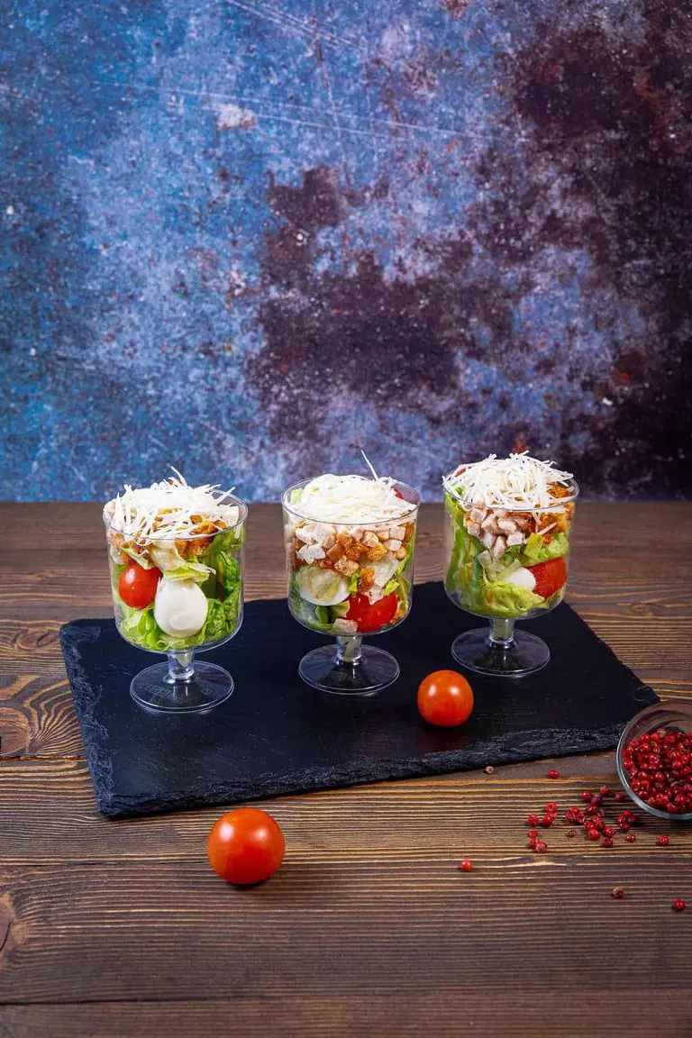 Salată Cezar cu pui la pahar foto