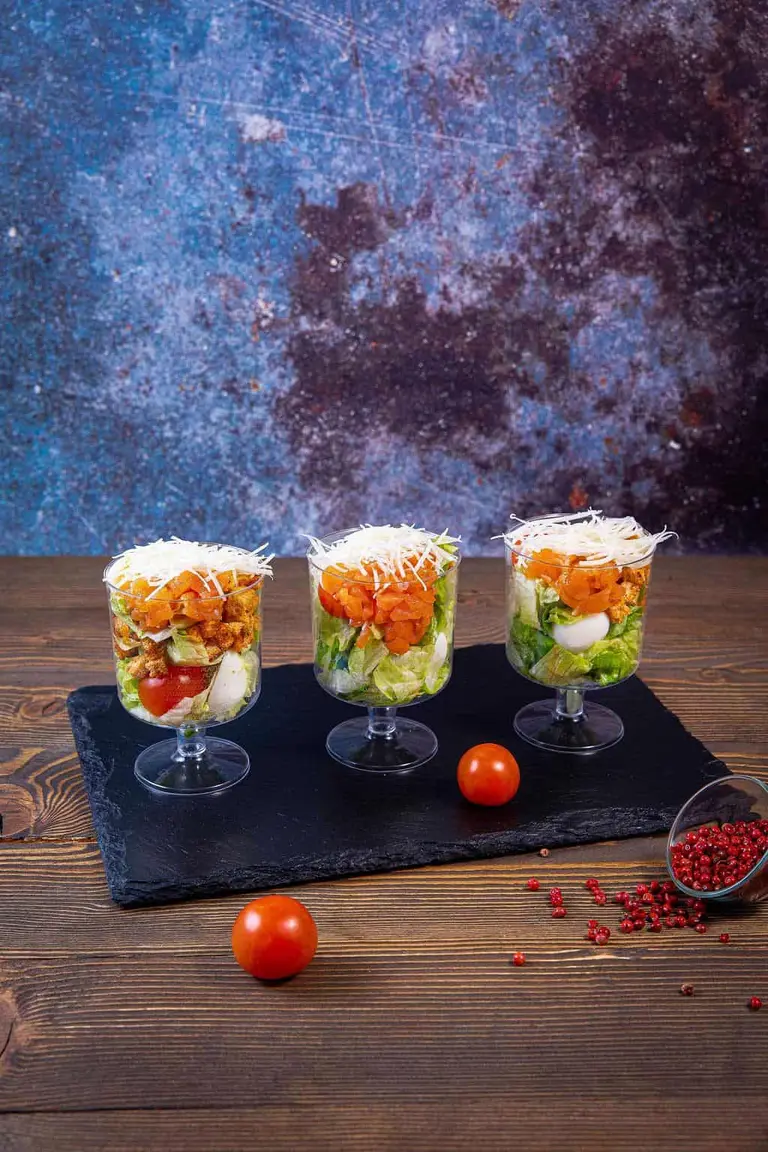 Salată Cezar cu somon la pahar foto
