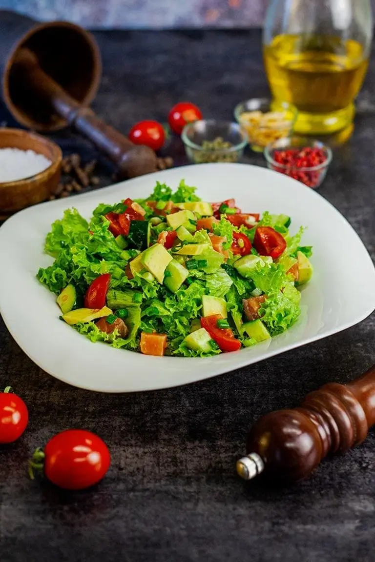 Salată cu somon și avocado foto