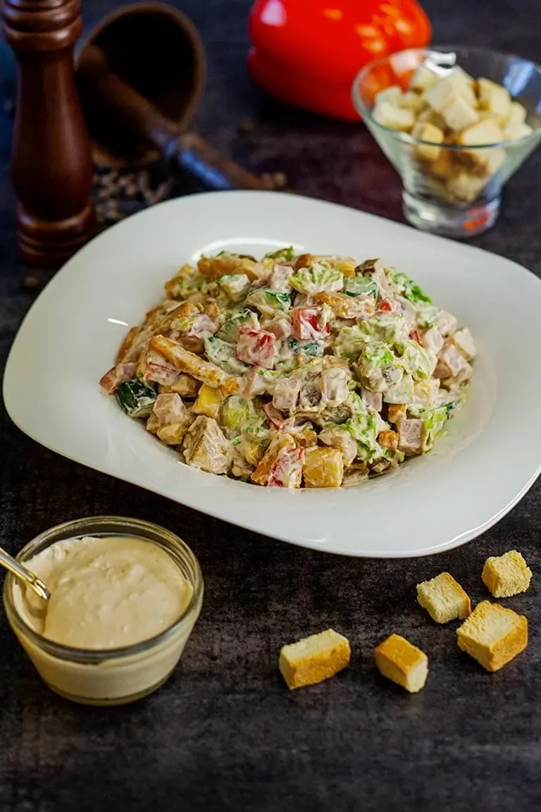 Salată cu șunculiță de porc foto