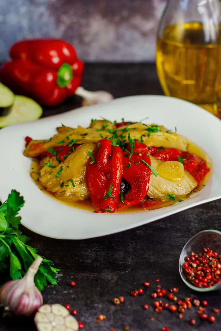 Salată picantă din legume coapte foto