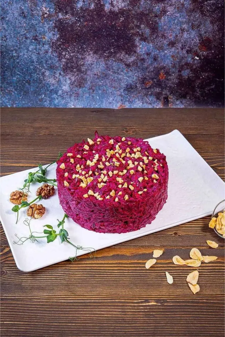 Salată din sfeclă cu usturoi și nuci foto