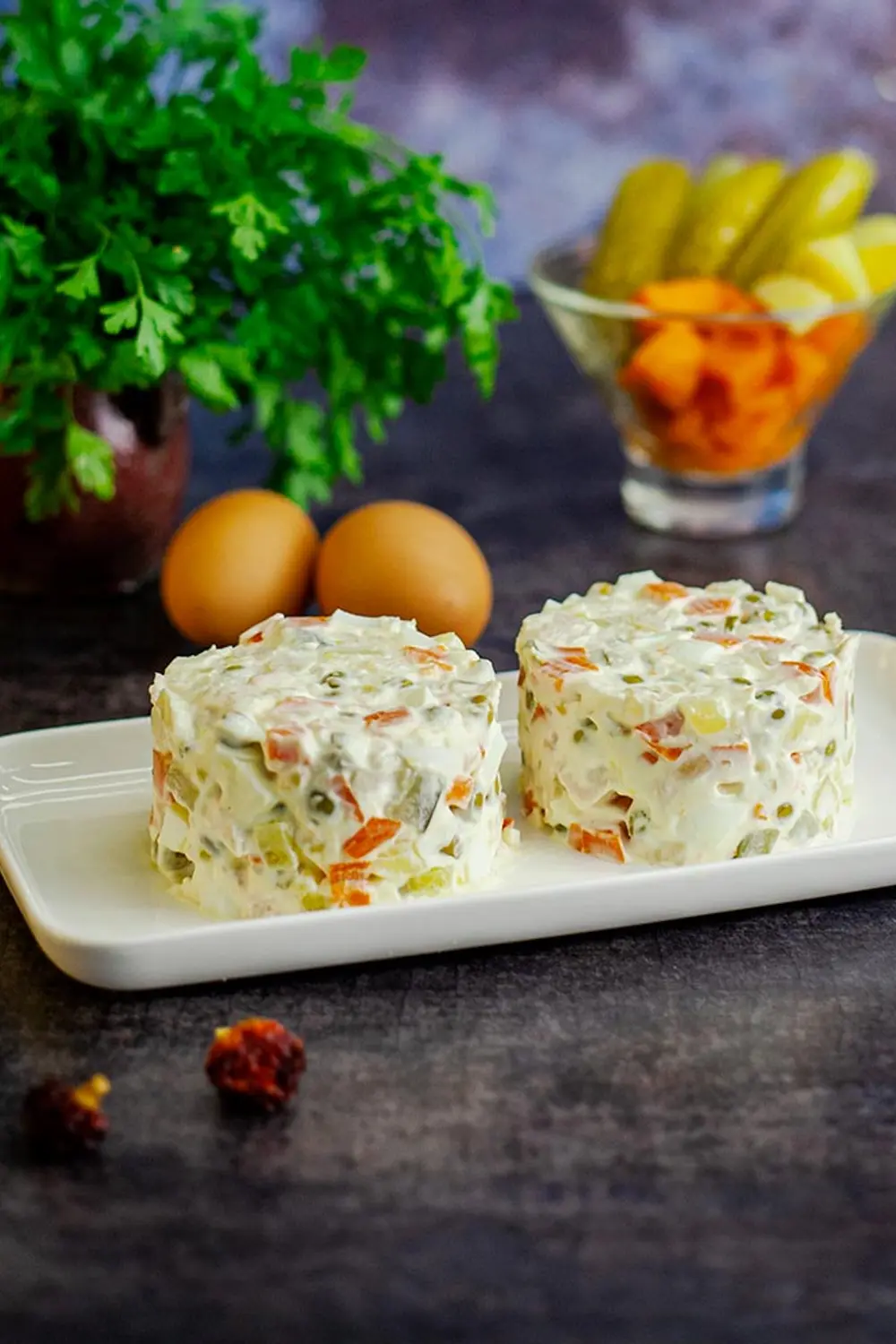 Salată Olivier cu pui moraritacatering.md Salată Olivier cu pui foto
