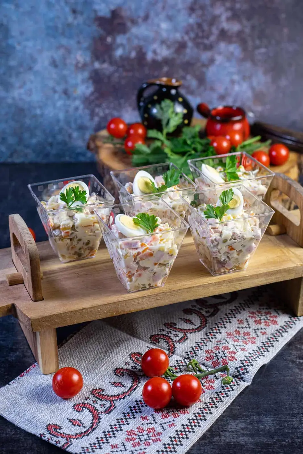 Salată Olivier în pahar foto