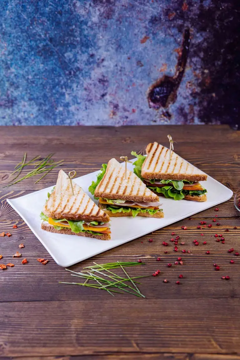 Sandwich cu șuncă și cașcaval foto