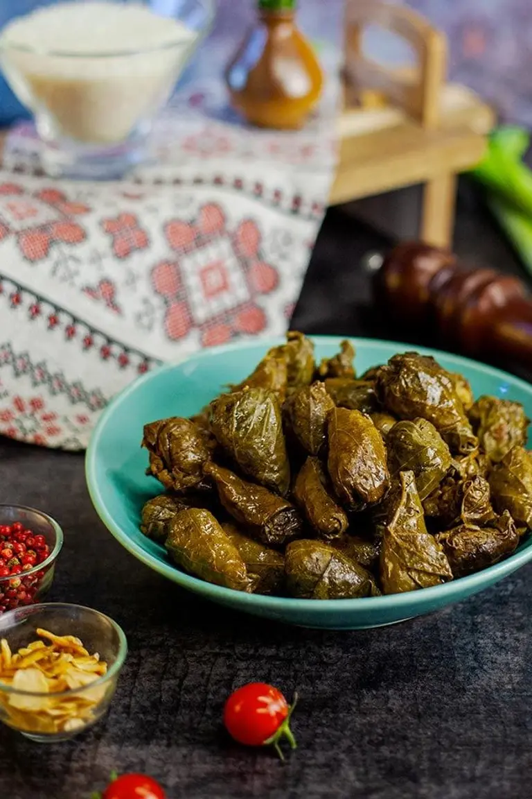 Sarmale cu carne de porc și frunze de vie foto