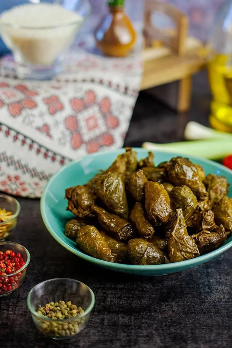 Sarmale cu carne de pui și frunze de vie foto
