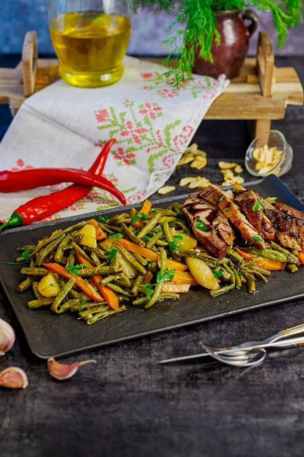 Steak din ceafă de porc pe pat de păstăi foto