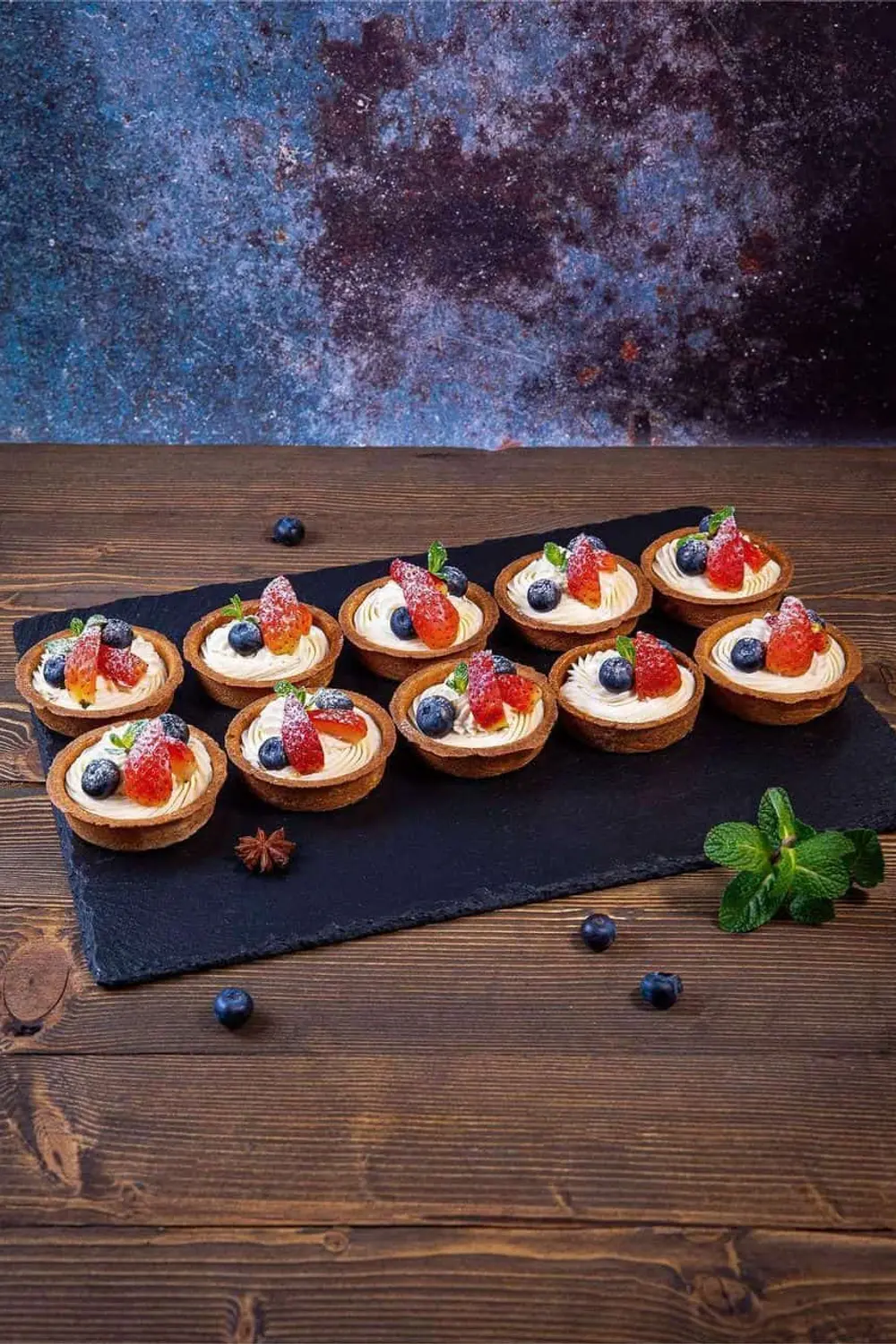 Tartă cu cremă de vanilie și fructe foto