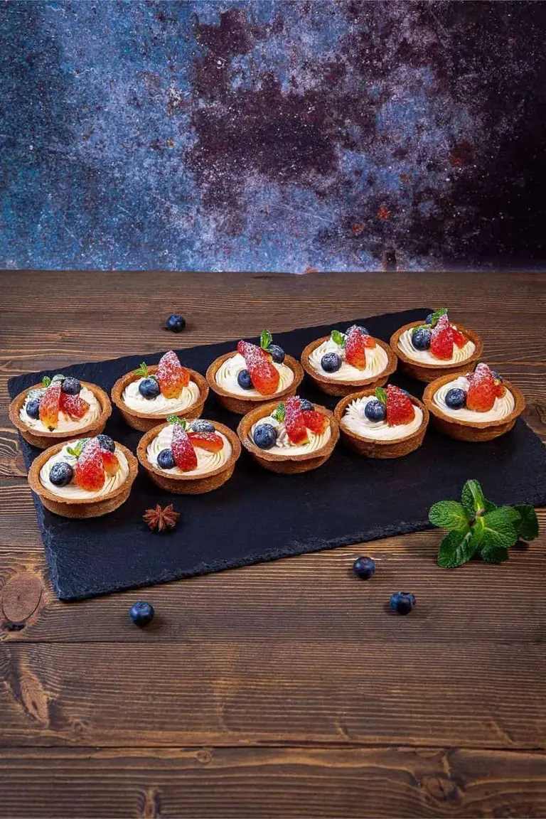 Tartă cu cremă de vanilie și fructe foto