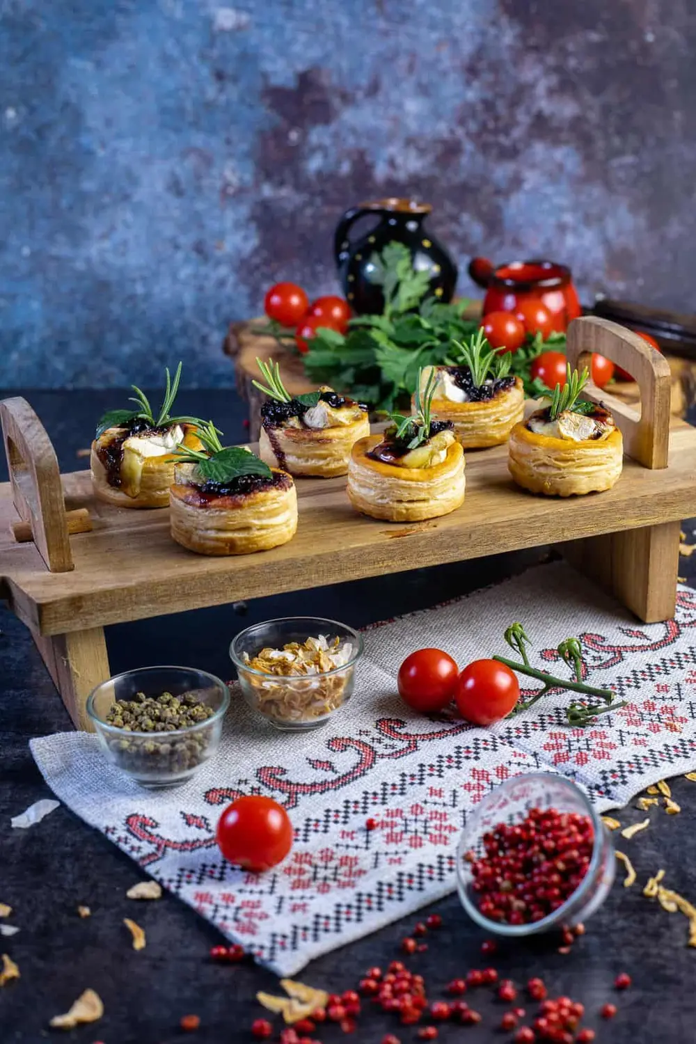 Voilovane cu brie și gem de coacăză moraritacatering.md Voilovane cu brie și gem de coacăză foto