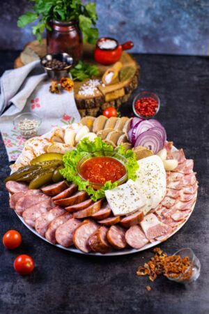 Platou festiv Haiduc 1kg (Slănină marinată, burtică de porc, cârnați de casă, brânză de oi, pateu din ficat de curcan, adjică)
